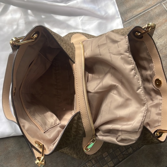 SOLD-Michael Kors Raven Large Shoulder Tote - Picture 5 of 11